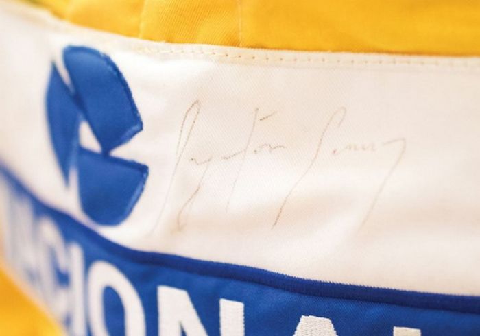 Baju balap ini sudah berumur 30 tahun lebih, tetapi tanda tangan Ayrton Senna masih  ada