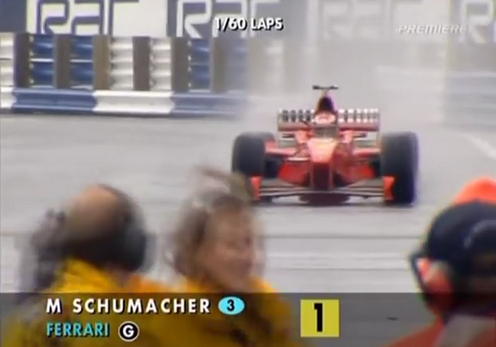 Michael Schumacher masuk pit untuk menjalani penalti, tampak informasi di atas menunjukkan balapan menyisakan 1 lap lagi