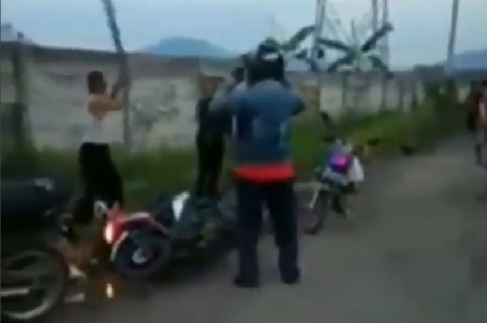 Warga yang menggebuk begal