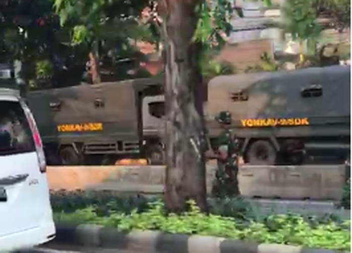 Puluhan truk tentara berbaris di tepi jalan arteri Pondok Indah dekat terjadinya keramaian