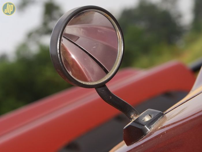 Spion kecil di atap kap mesin meniru gaya Daihatsu Rugger