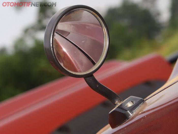 Spion kecil di atap kap mesin meniru gaya Daihatsu Rugger