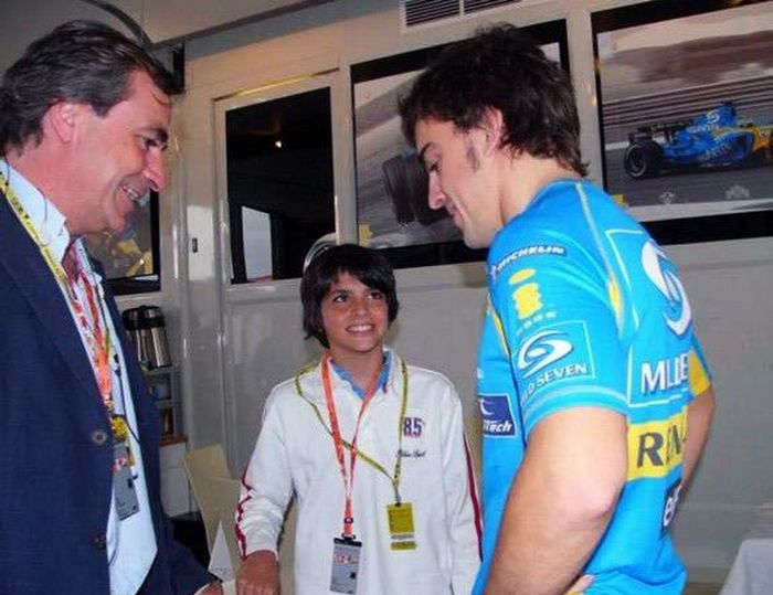 Carlos Sainz Jr. diantar ayahnya yang juara dunia reli, Carlos Sainz, menemui Fernando Alonso