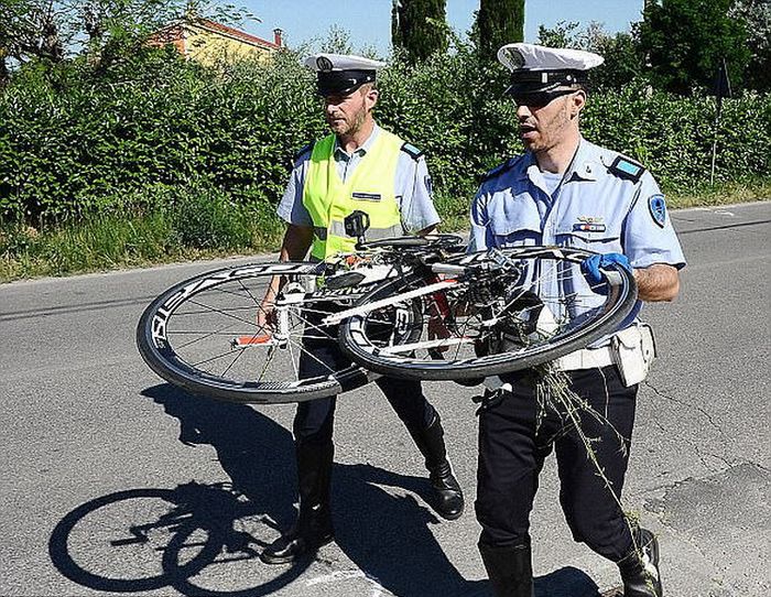 Polisi membawa barang bukti, sepeda yang dikendarai Nicky Hayden patah jadi dua setelah ditabrak mobil