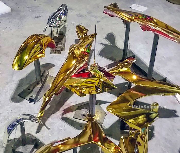 Semua bodi-bodinya dilapisi krom emas