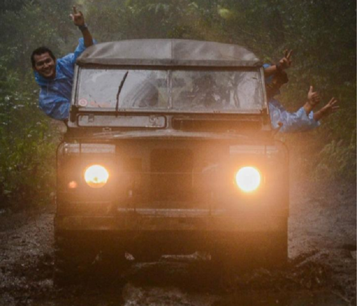 Menikmati jalur perjalanan yang terjal, berliku, dan siap memacu adrenalin di kawasan Hutan Sukawarna, Lembang, Bandung.