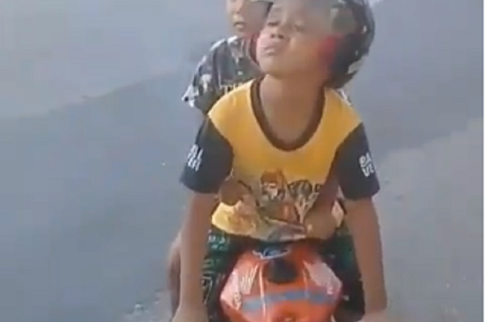 Anak TK naik motor di jalan