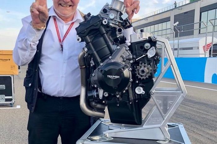 Marc van der Straten berpose dengan mesin Triumph yang akan dipakai di kelas Moto2