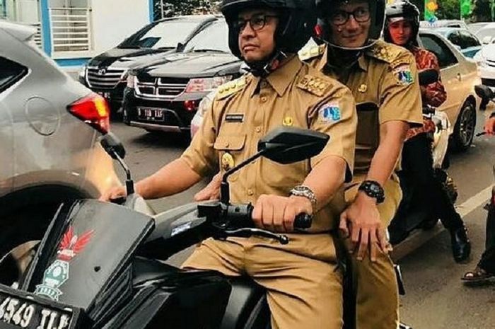 Anies Baswedan Dan Sandiaga Uno Sedang Naik Yamaha NMAX Membelah Kemacetan