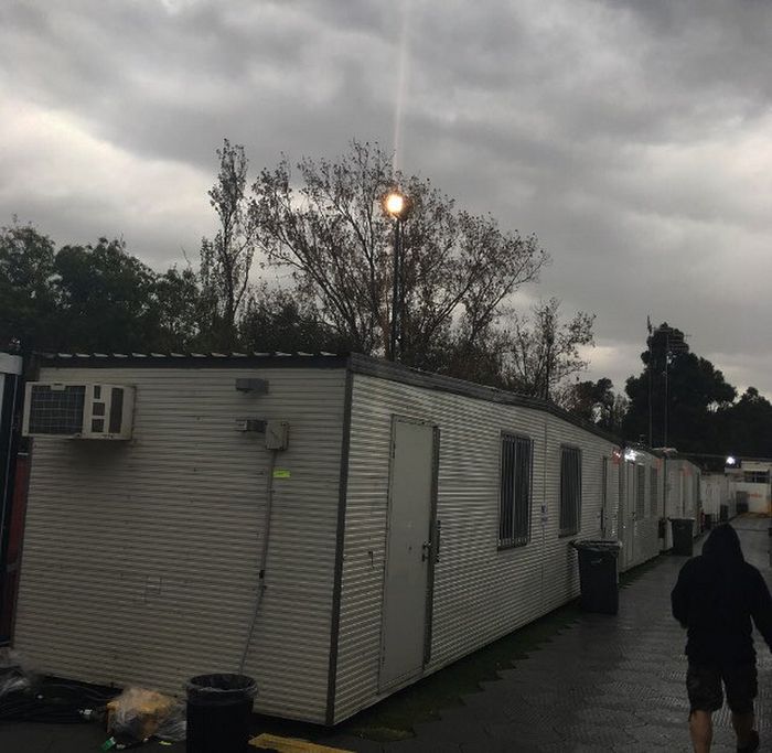 Foto kondisi di sirkuit Alpert Park, Melbourne pukul 10 pagi waktu setempat, langit gelap dan hujan