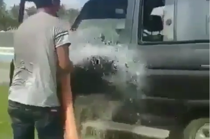 Aksi tukang cuci steam rusuh, kabin Toyota Kijang diguyur sampai basah kuyup