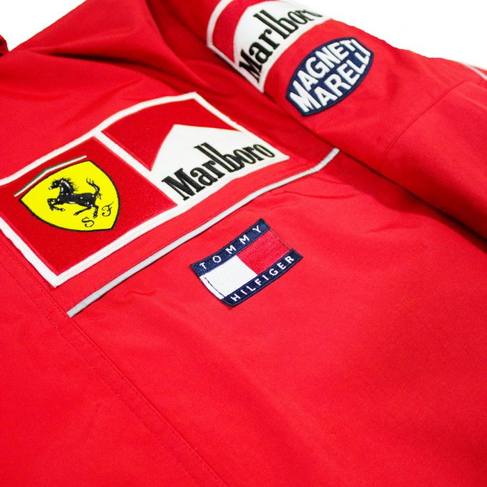 Tommy Hiilfiger menjadi merek resmi pakaian tim Ferrari di era 1990-an