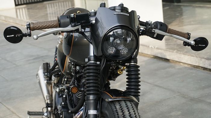 Cover headlamp, kabel kopling yang masuk ke cover bikin tampilan rapi