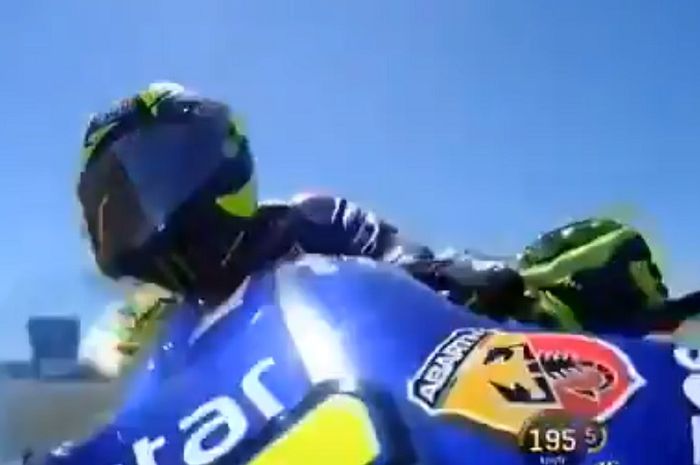 Insiden Rossi menabrak motor Lorenzo pada kecepatan 195 km/jam.