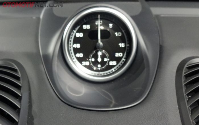 Buat para speed freaks, Cayman GTS juga dibekali stopwatch di tengah dasbor, untuk menghitung waktu lap di trek
