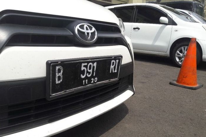 Plat nomor mobil milik Mulyadi yang dipalsukan oleh TA dan EBP(KOMPAS.COM/Ardito Ramadhan D)