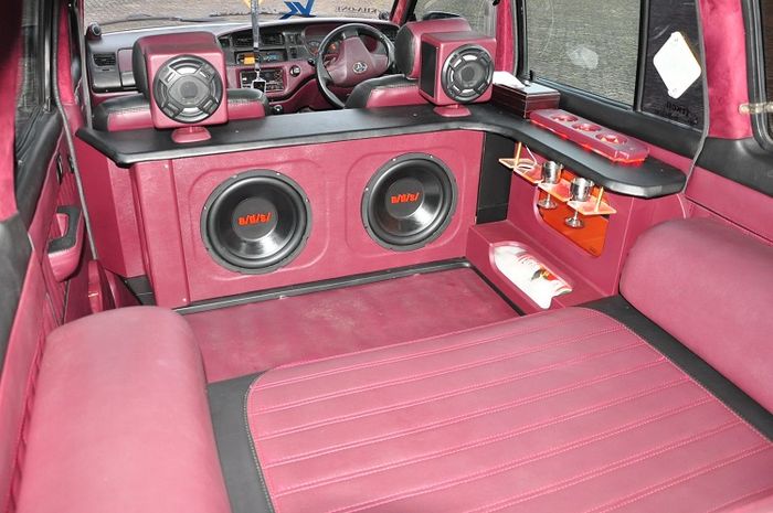 Jok tengah dihilangkan, untuk menempatkan audio system