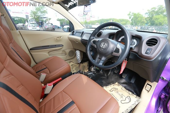 Interior dilapis bahan MBtech Carrera di bengkel YC Autoworks.