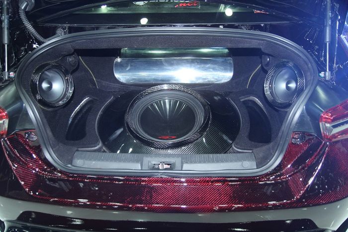 Bagasi jadi untuk audio dengan boks custom lapis carbon