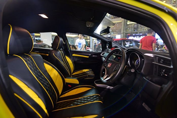 Kombinasi hitam dan kuning dengan bahan MBtech mewarnai interior