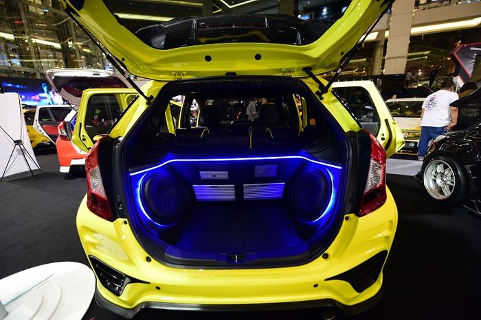 Desain kosmetik audionya simpel, tapi juga safety lantaran tak ada kendala dalam membuka ban serep