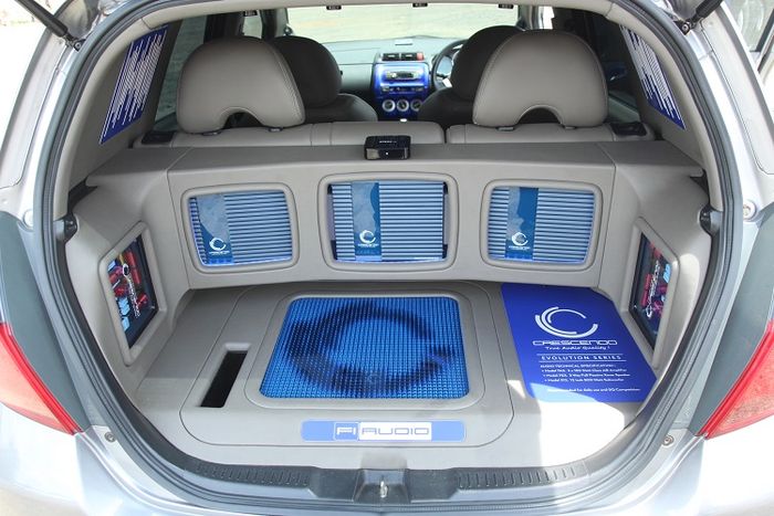 Tiga amplifier 2 channel masing-masing untuk tweeter, midbass, dan subwoofer