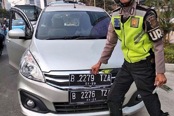 Sebuah mobil yang ditindak polisi pada Kamis (26/7/2018). Dari foto, terlihat mobil yang ditindak menggunakan dua pelat nomor, masing-masing B 2276 TZA dan B 2279 TZA. Tujuannya untuk mengakali peraturan ganjil genap.(Instagram/TMC Polda Metro Jaya)