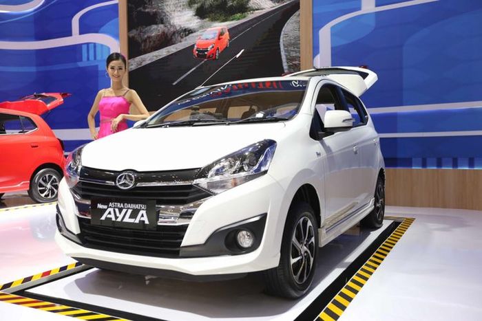 Daihatsu Ayla dipamerkan saat acara Gaikindo Indonesia International Auto Show (GIIAS) 2017 di Indonesia Convention Exhibition (ICE), BSD City, Tangerang, Banten, Sabtu (19/8/2017). Menjelang penutupan GIIAS stan Daihatsu memberikan potongan harga hingga tujuh juta rupiah.(KOMPAS.com / ANDREAS LUKAS ALTOBELI)