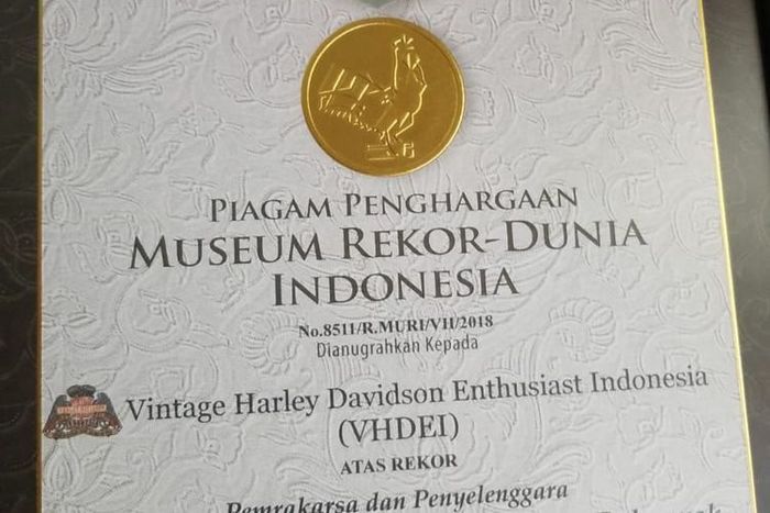 Piagam yang diberikan MURI untuk konvoi yang diadakan penggemar Harley klasik saat berlangsungny a Indonesia Heritage Motorcycle 2018 di kawasan Candi Prambanan, Yogyakarta, Sabtu (21/7/2018).(Vintage Harley Davidson Enthusiast Indonesia)