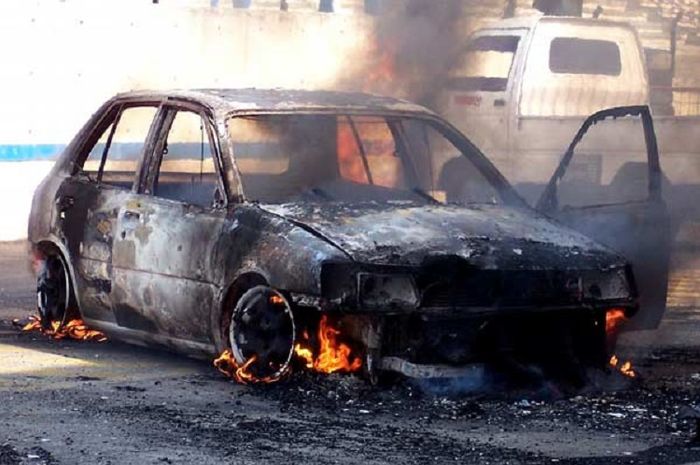 Mobil terbakar