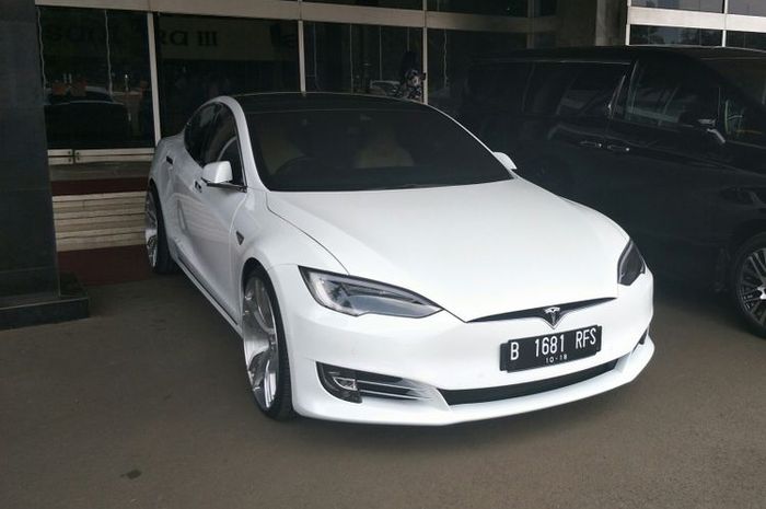  Mobil Tesla milik Ketua DPR Bambang Soesatyo 