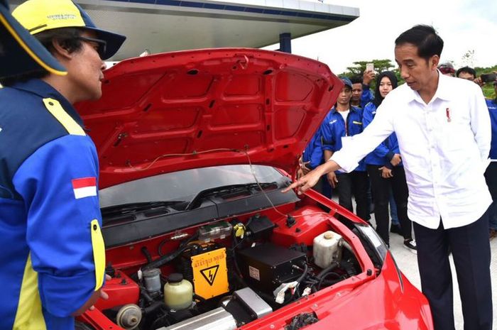 Presiden Joko Widodo melihat-lihat mobil listrik Ezzy II karya ITS dan yang dijajalnya saat peresmia