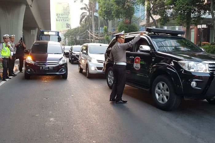 Mobil yang melanggar peraturan pembatasan kendaraan berdasarkan nomor pelat ganji dan genap mulai dialihkan di Simpang Pancoran, Jakarta Selatan, Rabu (18/7/2018)(Stanly Ravel)