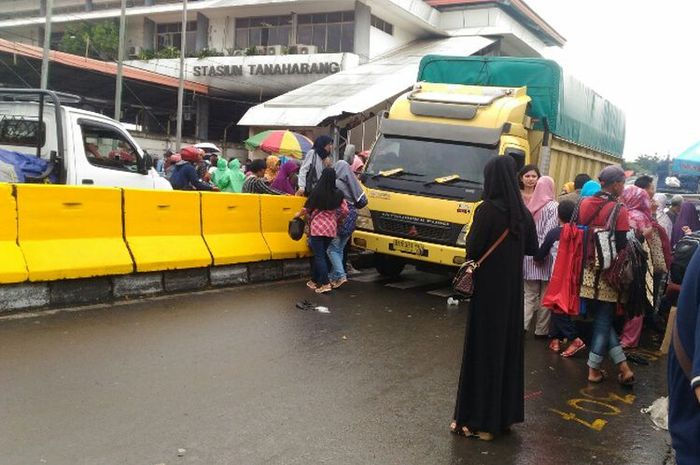 Para pejalan kaki di Tanah Abang kesulitan menyeberangi Jalan Jatibaru semenjak ada pembatas jalan d