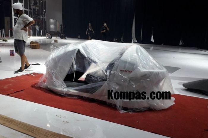 Penampakan mobil unik di booth yang nantinya akan ditempati Honda Prospect Motor di arena GIIAS di ICE BSD, Tangerang, Senin (30/8/2018).(Kompas.com/Alsadad Rudi)