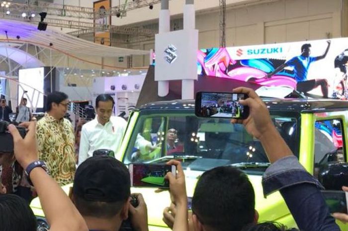 Presiden Jokowi langsung tertuju ke generasi Jimny ketika mampir ke booth Suzuki di GIIAS, ICE, BSD, Kamis (2/8/2018).(KOMPAS.com/Aditya Maulana) 