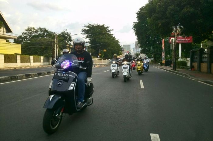 Turing santai berkeliling Jakarta yang dilakukan komunitas vespa Kutu Community pada Senin (1/1/2018).(Dokumentasi Kutu Community)