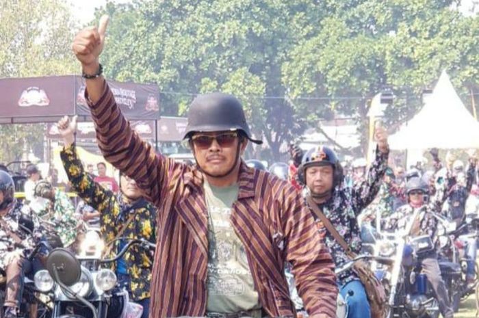 Ketua Umum Harley Davidson Club Indonesia Nanan Soekarna ikut serta dalam konvoi yang diadakan penggemar Harley klasik dalam gelaran Indonesia Heritage Motorcycle 2018 di kawasan Candi Prambanan, Yogyakarta, Sabtu (21/7/2018).(Vintage Harley Davidson Enthusiast Indonesia)