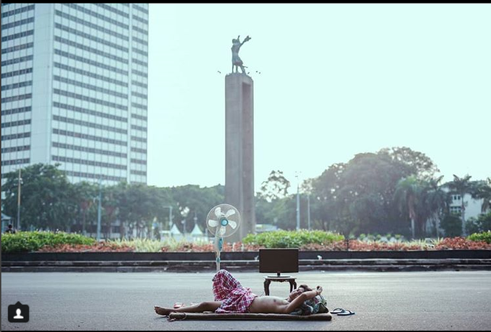 Warga bisa leluasa tidur di jalanan di dekat bundaran HI saat Lebaran ini