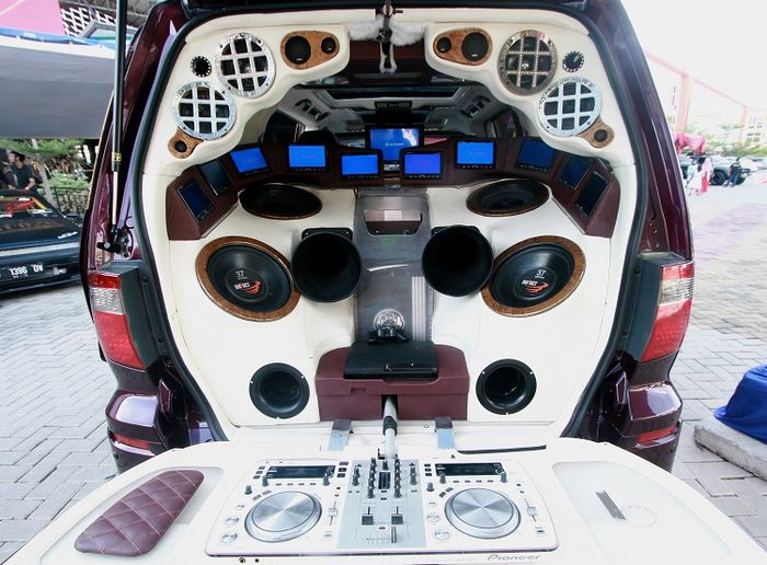 Jok baris ketiga dicabut dan diisi dengan piranti audio