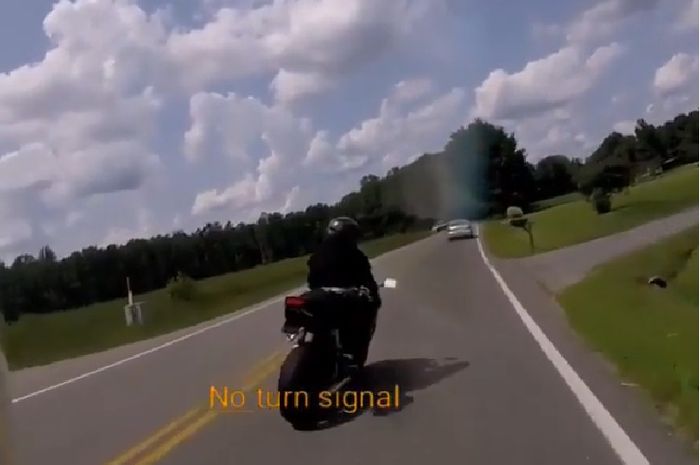 Detik-detik tabrakan karena motor tidak menghidupkan sein