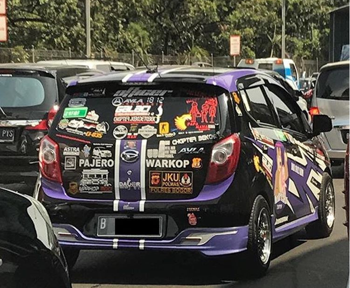 Mobil dengan banyak stiker