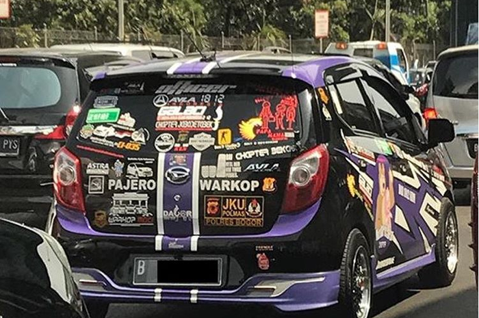 Mobil dengan banyak stiker