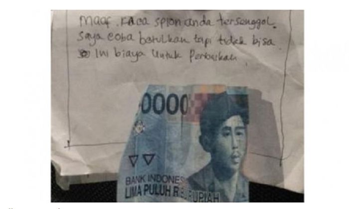 secarik kertas dan uang Rp 50 ribu.