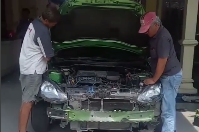 Kondisi Mazda2 Setelah Gagal Bermanuver di Jalan Berkelok 