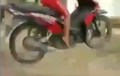 Anak Kecil Naik Honda Revo, Tiru Crosser Jumping, Mendarat Enggak Sama Motor