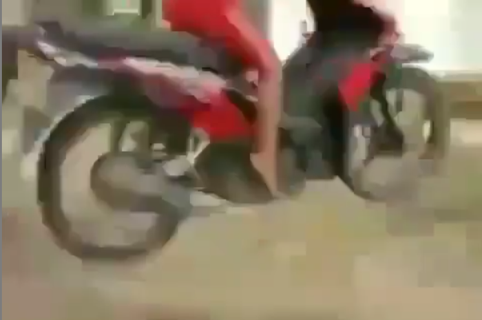 Bocah jumping naik Honda Revo