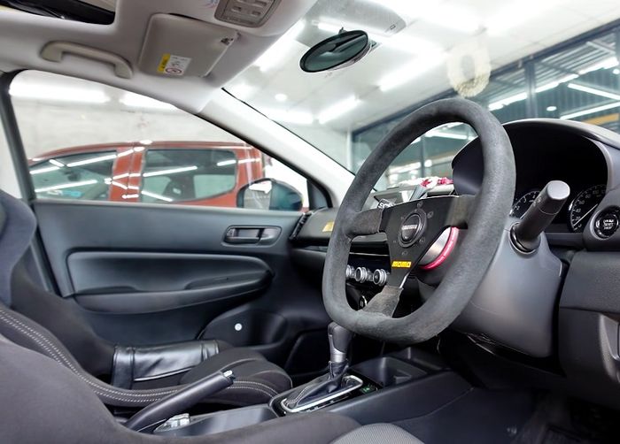 Tampilan kabin modifikasi Honda City Hatchback dikemas lebih sporty