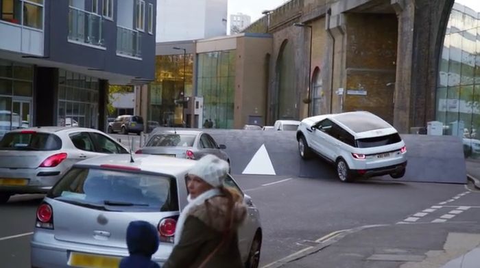 Range Rover Evoque berhasil melewati polisi tidur raksasa, mobil lain nggak bisa