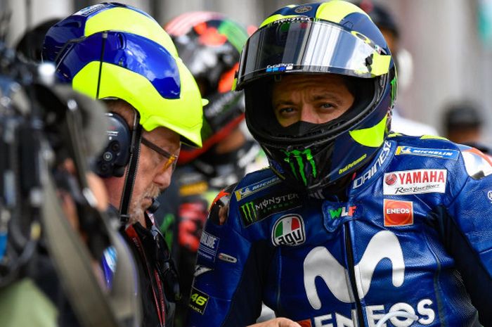 Valentino Rossi sedang berdiskusi dengan Silvano Galbusera saat kualifikasi MotoGP Austria di Red Bull Ring, Austria, Sabtu (11/8/2018).